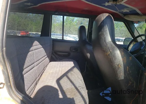 2000 Jeep Cherokee Sport from USA, damaged, VIN 1J4FF48S0YL231653